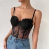 Bustier corset en dentelle florale, bonnets galbants, finition festonnée