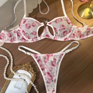 Ensemble lingerie en maille imprimé roses, soutien-gorge à armatures et string, découpe cœur